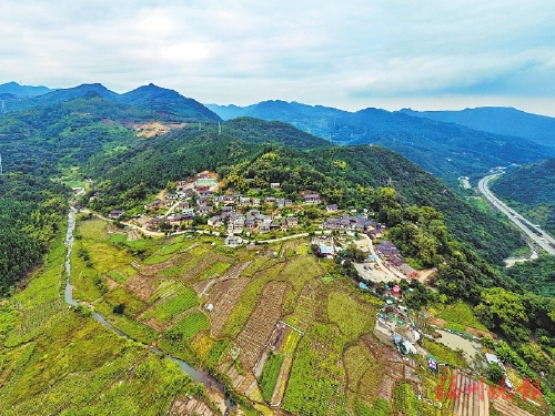 九都村美景山间藏村庄云中现