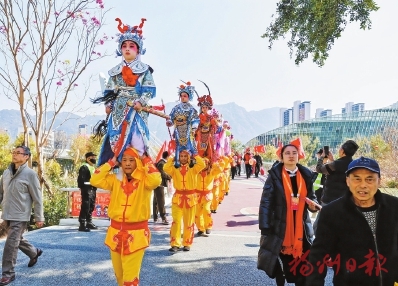民俗表演乐不停　地道美食饱口福