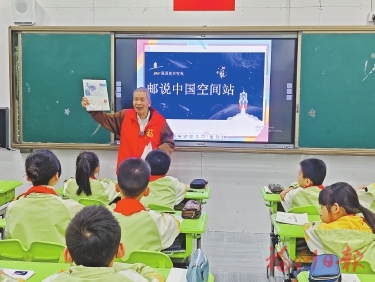 潮头扬帆拓新局　薪火相传担使命