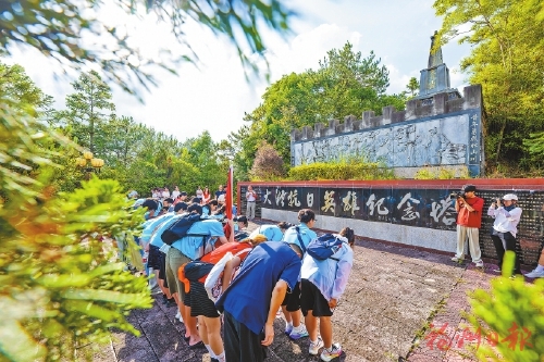 众人托举的丰碑