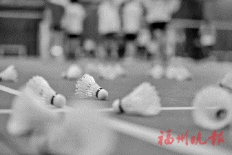 到球馆打羽毛球　咋成了“贵族运动”？