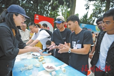 中外青年聚鼓岭　共制月饼庆中秋