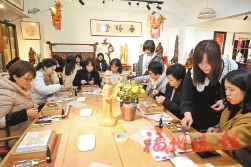 非遗压花为佳节助兴