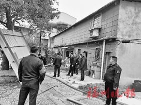 长乐拆除一处违建遮雨棚